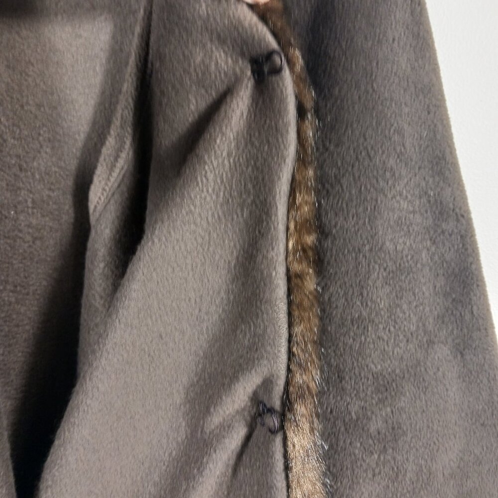 Parkhurst, One Size, Brown Fleece Cape With Faux Fur Collar, Has Inside Armholes - Picture 7 of 16